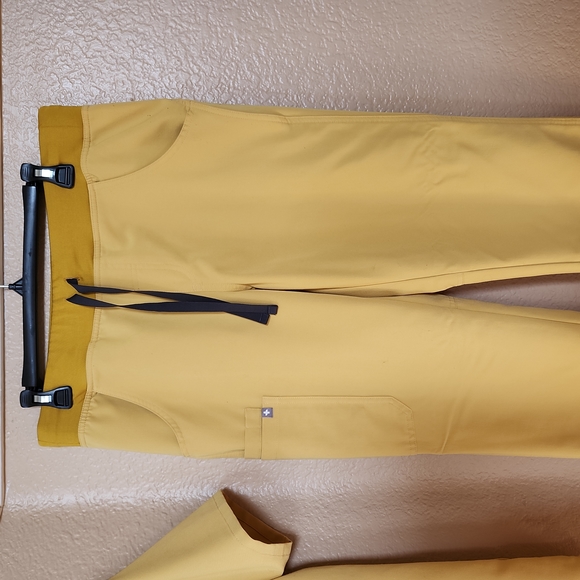 Figs Yellow Scrub set, Top S, Pants MP - Picture 4 of 9